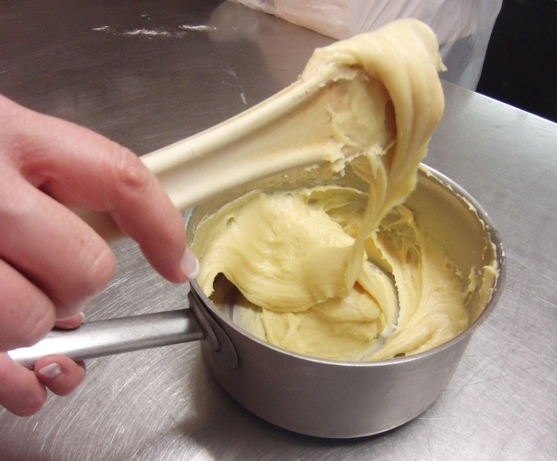 Phần nhân của bánh su kem được xem là yếu tố quyết định quan trọng, do vậy bạn đọc đừng bỏ qua bước nào khi làm nhân bánh su kem sầu riêng nhé!