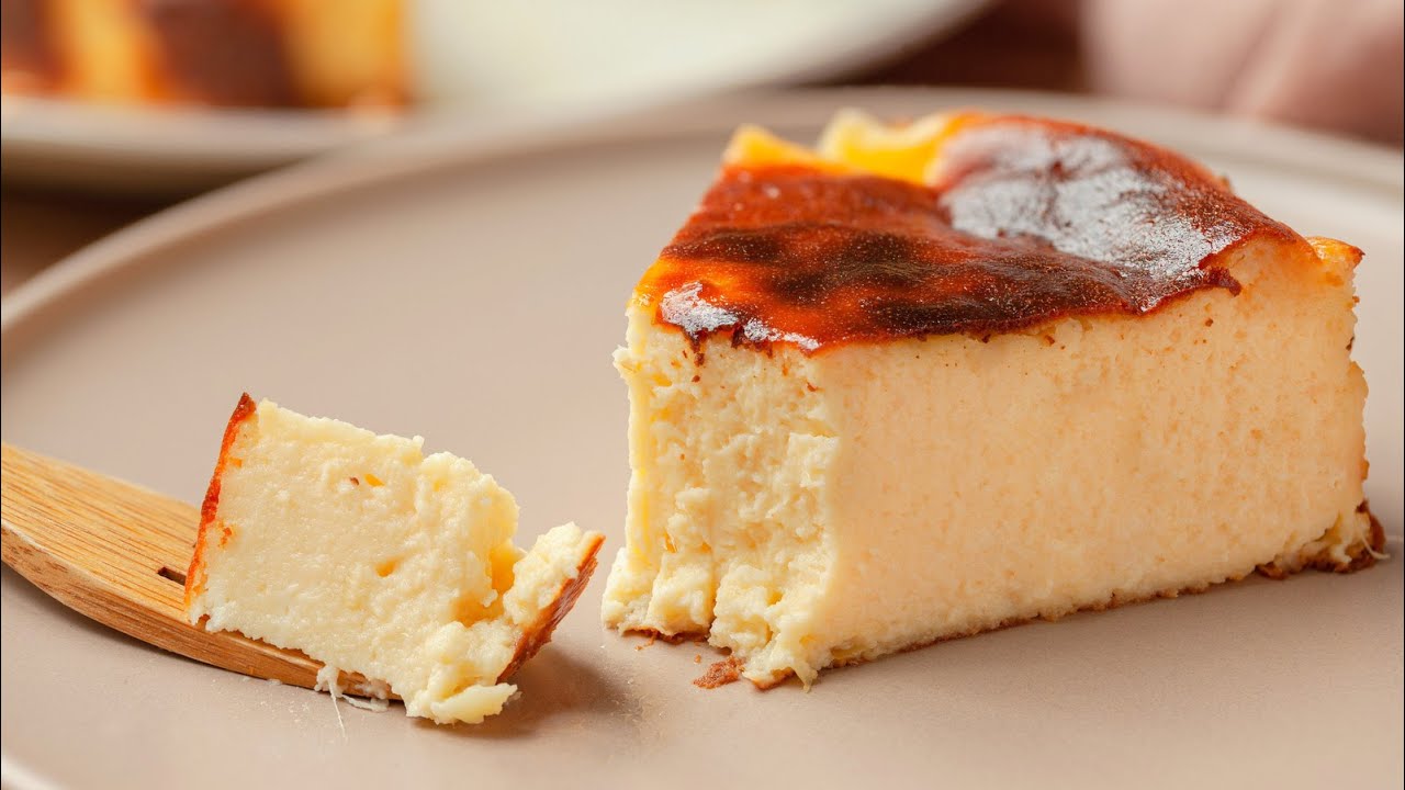 Chắc chắn độ mềm mịn, ngọt thơm của bánh cheesecake quả "sầu chung" này sẽ giúp bạn tan chảy lúc nào không hay đó