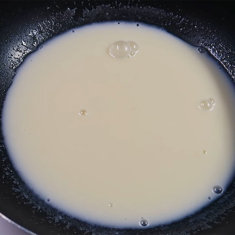Hướng dẫn cách làm kem sầu riêng tại nhà đơn giản và ngon nhất bằng cách cho 200 ml nước cốt dừa vào chảo có chứa 100g sữa đặc; bắc lên bếp đun trên lửa nhỏ khoảng 5-7 phút, đun đến khi nước cốt dừa hơi sôi và nổi bọt, khuấy đều rồi tắt bếp.